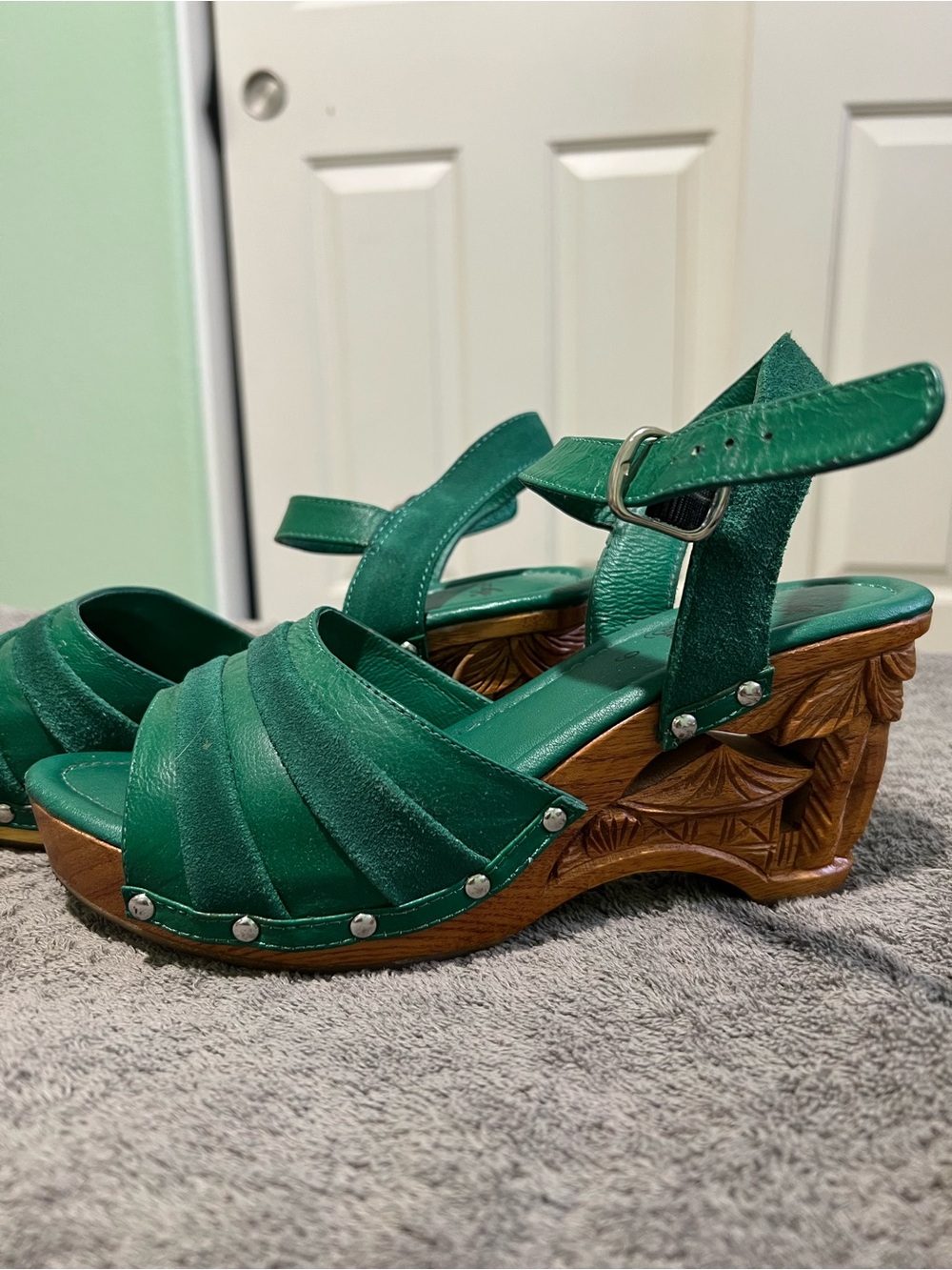 Lucky Lou Green Leather Peep-Toe "Souvenir" Wedge Sandals